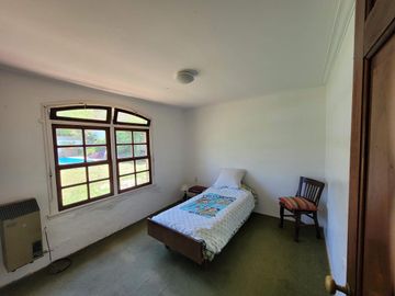 Casa chalet venta City Bell entre caminos asfalto servicios lote 17x38 parque pileta