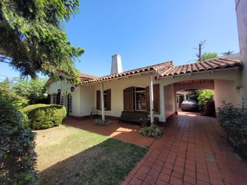 Casa chalet venta City Bell entre caminos asfalto servicios lote 17x38 parque pileta