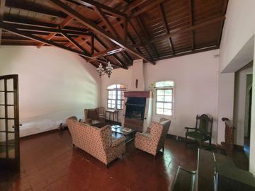 Casa chalet venta City Bell entre caminos asfalto servicios lote 17x38 parque pileta