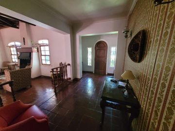 Casa chalet venta City Bell entre caminos asfalto servicios lote 17x38 parque pileta