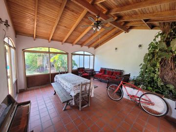 Casa chalet venta City Bell entre caminos asfalto servicios lote 17x38 parque pileta