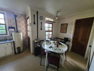 Casa chalet venta City Bell entre caminos asfalto servicios lote 17x38 parque pileta