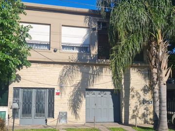 Casa en venta - 2 Dormitorios 2 Baños - 546Mts2 - Castelar