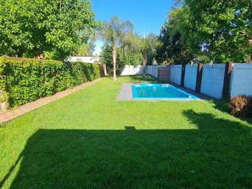 Casa en venta - 2 Dormitorios 2 Baños - 546Mts2 - Castelar