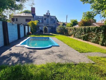 Casa en venta - 2 Dormitorios 2 Baños - 546Mts2 - Castelar