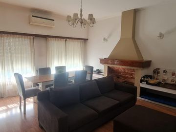 Casa en venta - 2 Dormitorios 2 Baños - 546Mts2 - Castelar