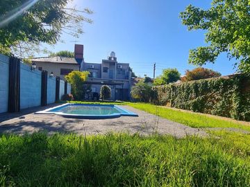 Casa en venta - 2 Dormitorios 2 Baños - 546Mts2 - Castelar