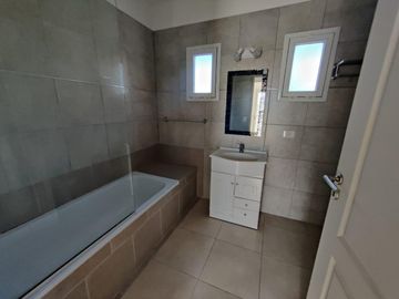 Casa con pileta en Santa Guadalupe Pilar del Este