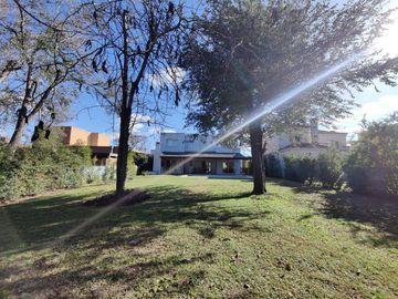 Casa con pileta en Santa Guadalupe Pilar del Este