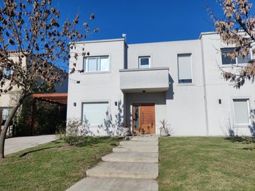 Casa con pileta en Santa Guadalupe Pilar del Este