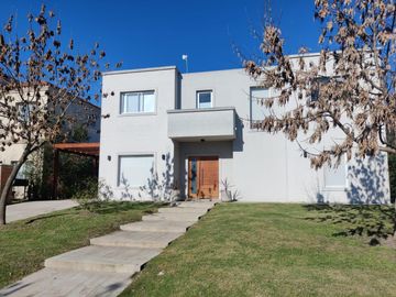 Casa con pileta en Santa Guadalupe Pilar del Este