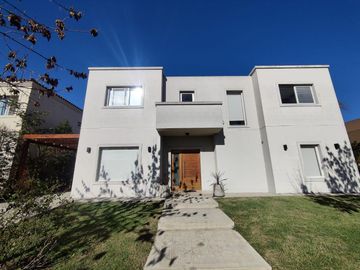 Casa con pileta en Santa Guadalupe Pilar del Este