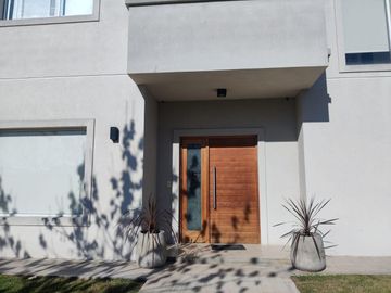 Casa con pileta en Santa Guadalupe Pilar del Este