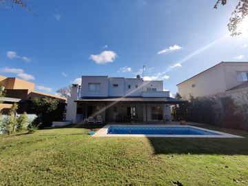 Casa con pileta en Santa Guadalupe Pilar del Este