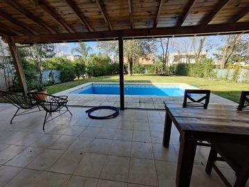 Casa con pileta en Santa Guadalupe Pilar del Este