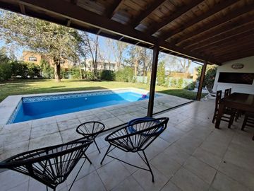 Casa con pileta en Santa Guadalupe Pilar del Este