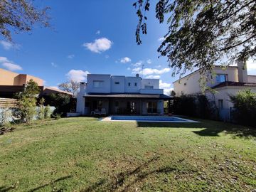 Casa con pileta en Santa Guadalupe Pilar del Este