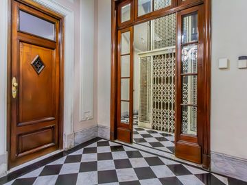Piso 4 Ambientes con balcónes francés y baulera en Recoleta. APTO CREDITO