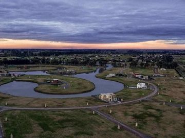 En Venta Casa 5 Ambientes con pileta al lago en Lagos de San Eliseo - Canning