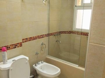 Edificio con 4 pisos disponibles apto comercial en Microcentro