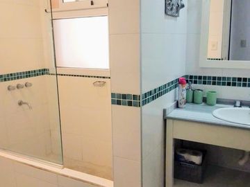 Edificio con 4 pisos disponibles apto comercial en Microcentro