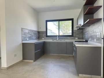 Venta Casa a estrenar - Barrio Privado Santo Tomas - Pilar | VCO Propiedades