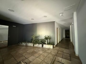 EXCELENTE 3 AMBIENTES CON PATIO APTO VIVIENDA Y PROFESIONAL