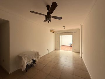 EXCELENTE 3 AMBIENTES CON PATIO APTO VIVIENDA Y PROFESIONAL
