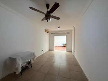 EXCELENTE 3 AMBIENTES CON PATIO APTO VIVIENDA Y PROFESIONAL