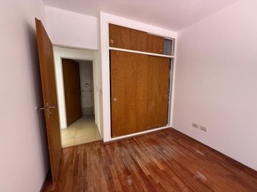 EXCELENTE 3 AMBIENTES CON PATIO APTO VIVIENDA Y PROFESIONAL