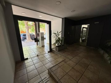 EXCELENTE 3 AMBIENTES CON PATIO APTO VIVIENDA Y PROFESIONAL