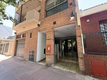 EXCELENTE 3 AMBIENTES CON PATIO APTO VIVIENDA Y PROFESIONAL