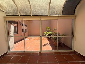EXCELENTE 3 AMBIENTES CON PATIO APTO VIVIENDA Y PROFESIONAL
