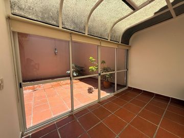 EXCELENTE 3 AMBIENTES CON PATIO APTO VIVIENDA Y PROFESIONAL