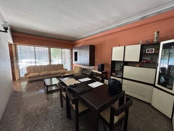 En Venta Casa de 3 ambientes . con fondo  garage  s/lote de 8 x 23
