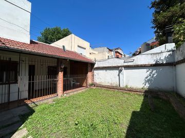 En Venta Casa de 3 ambientes . con fondo  garage  s/lote de 8 x 23