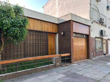 En Venta Casa de 3 ambientes . con fondo  garage  s/lote de 8 x 23