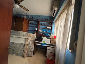 En Venta Casa de 3 ambientes . con fondo  garage  s/lote de 8 x 23