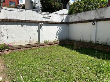 En Venta Casa de 3 ambientes . con fondo  garage  s/lote de 8 x 23