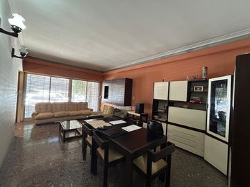 En Venta Casa de 3 ambientes . con fondo  garage  s/lote de 8 x 23