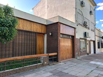 En Venta Casa de 3 ambientes . con fondo  garage  s/lote de 8 x 23