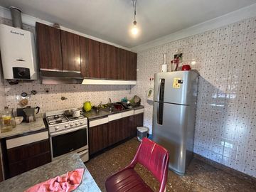 En Venta Casa de 3 ambientes . con fondo  garage  s/lote de 8 x 23
