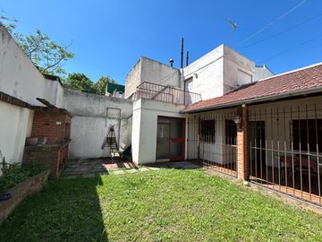 En Venta Casa de 3 ambientes . con fondo  garage  s/lote de 8 x 23