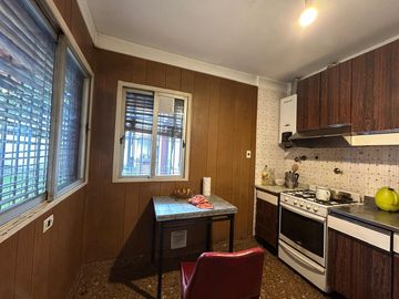 En Venta Casa de 3 ambientes . con fondo  garage  s/lote de 8 x 23