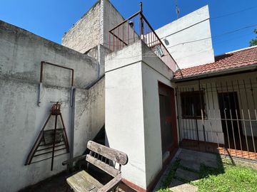 En Venta Casa de 3 ambientes . con fondo  garage  s/lote de 8 x 23