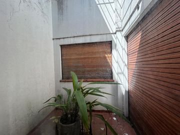En Venta Casa de 3 ambientes . con fondo  garage  s/lote de 8 x 23