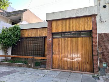 En Venta Casa de 3 ambientes . con fondo  garage  s/lote de 8 x 23