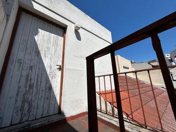En Venta Casa de 3 ambientes . con fondo  garage  s/lote de 8 x 23