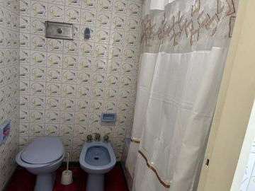 En Venta Casa de 3 ambientes . con fondo  garage  s/lote de 8 x 23