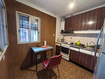 En Venta Casa de 3 ambientes . con fondo  garage  s/lote de 8 x 23